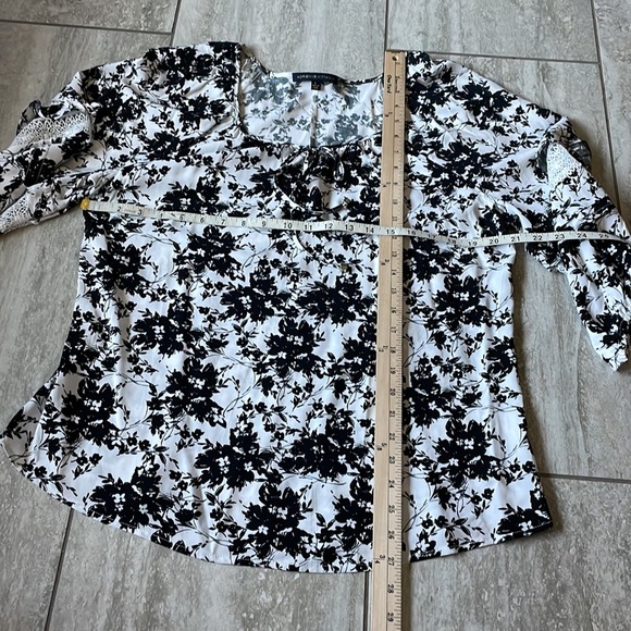 Adrienne Vittdini,L,white in floral design,wide neck,sheered3/4sleeves,for women - Picture 2 of 6